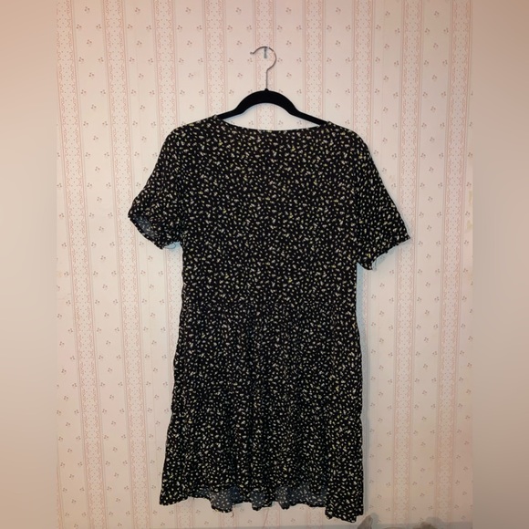 Worn once! Simple flower babydoll dress from H&M! Size medium - Picture 5 of 6